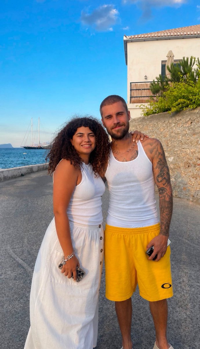 Famous_Tboy's tweet photo. Justin Bieber and a fan. https://t.co/mQiY7BjmAr