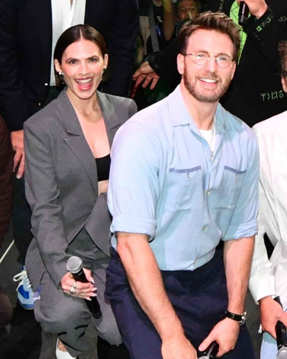 HayleyAtwell_CN's tweet photo. After all those years...
Hayley at the SDCC Hall H Marvel Doomsday panel.
#HayleyAtwell #PeggyCarter #AgentCarter #Doomsday https://t.co/Utr5NKjNAs