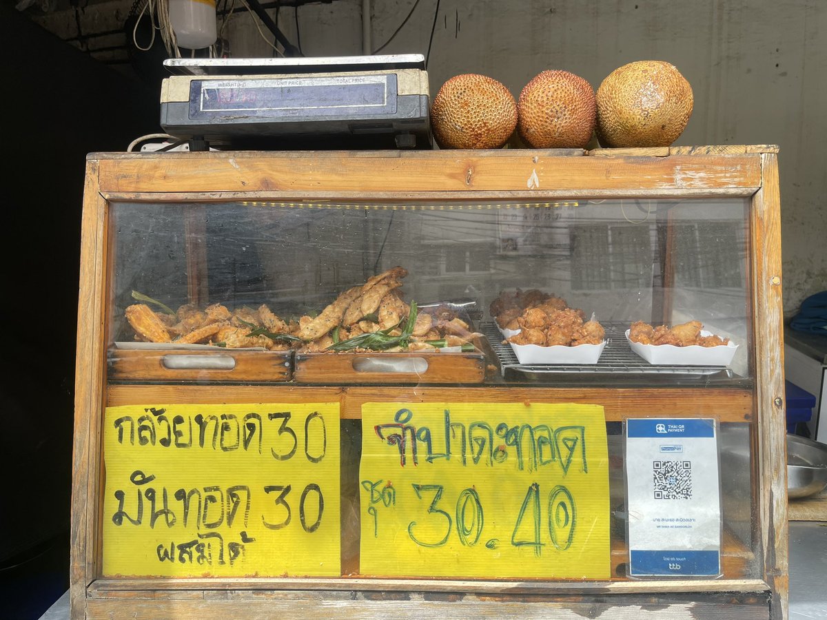 fitzimx's tweet photo. จำปาดะทอด… ของกินที่อันตรายที่สุด 😆

ไม่ได้อันตรายเพราะร้อน…
แต่อันตรายเพราะ “หยุดกินไม่ได้” 🤤

กรอบนอก นุ่มใน หอมหวานทุกคำ
กินชิ้นแรกว่าอร่อย…
ชิ้นต่อไปหายไปทั้งถุง 😂

#จำปาดะทอด #ของอร่อย #สายกิน https://t.co/ufAQdO42NE