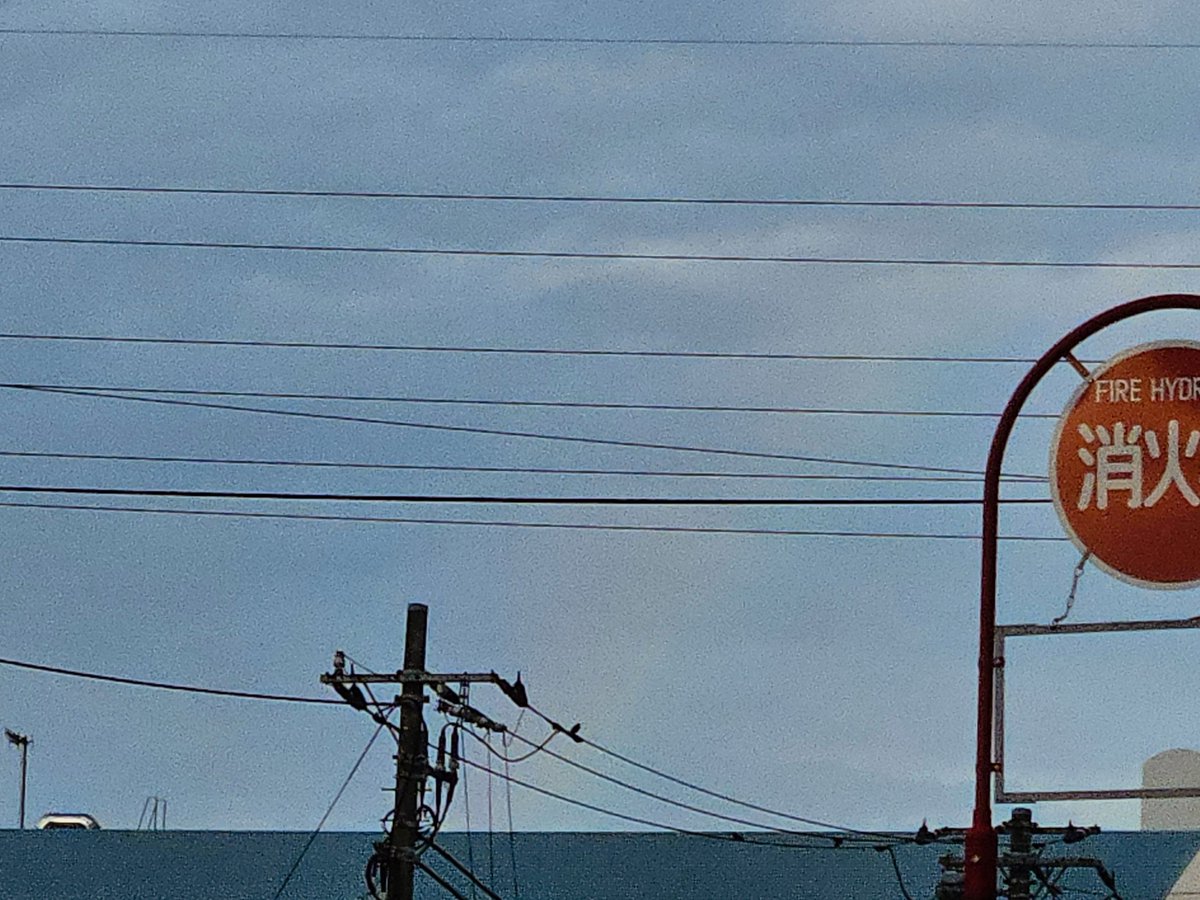 sn_u_ow's tweet photo. 夕方お散歩して、コンビニでスイーツ買って、踏み切りで電車見て、帰ってきてそのままお風呂入って、夏。
うっっっすら虹。 https://t.co/AVNlELpdAO
