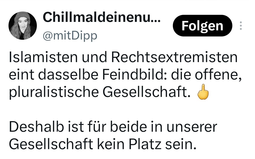 ERellihcs's tweet photo. Bei manchen Menschen gibt es Würfelolympiaden. 
Dabei kommt mit viel Glück der korrekte Satzbau zustande. 
Mitglieder der selbsternannten Gurkentruppe e. V. haben heute leider, trotz eingebauter Leiter, kein Glück. 😁 https://t.co/PXhTy4N0jA