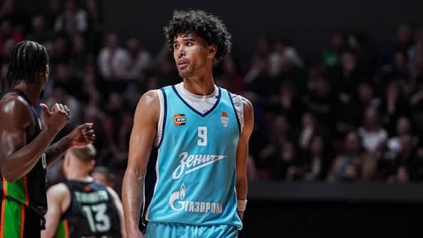 K_FiratYildiz's tweet photo. Johnny Juzang - Fenerbahçe. Marcus Bingham transferi de göz önüne alınınca belli ki Rusya pazarı geçen yıl ciddi takip edilmiş.

Juzang, Euroleague oynamayan topçular arasında geçen yıl en beğendiğim topçulardan biri. Fenerbahçe'nin kalabalık 2-3 rotasyonuna saf şutör takviyesi. Şu hamleyle Clyburn'ün 4'teki yerinin daha sağlamlaştığını, Shields'ın sezon boyu iki kulvarda daha dinç kalabileceğini ve Tarık sonrası eksik kalacak şut setlerinin Juzang'e hazırlanabileceğini görebiliriz. 

Tabii Fenerbahçe bu yıl risk almayarak kanatları epey kalabalık tuttuğu için, ona burada rolü kısıtlı bir tamamlayıcı parça gözüyle bakılacak gibi. Duyumdan çıkıp resmiyete dökülürse daha detaylı bakabiliriz.