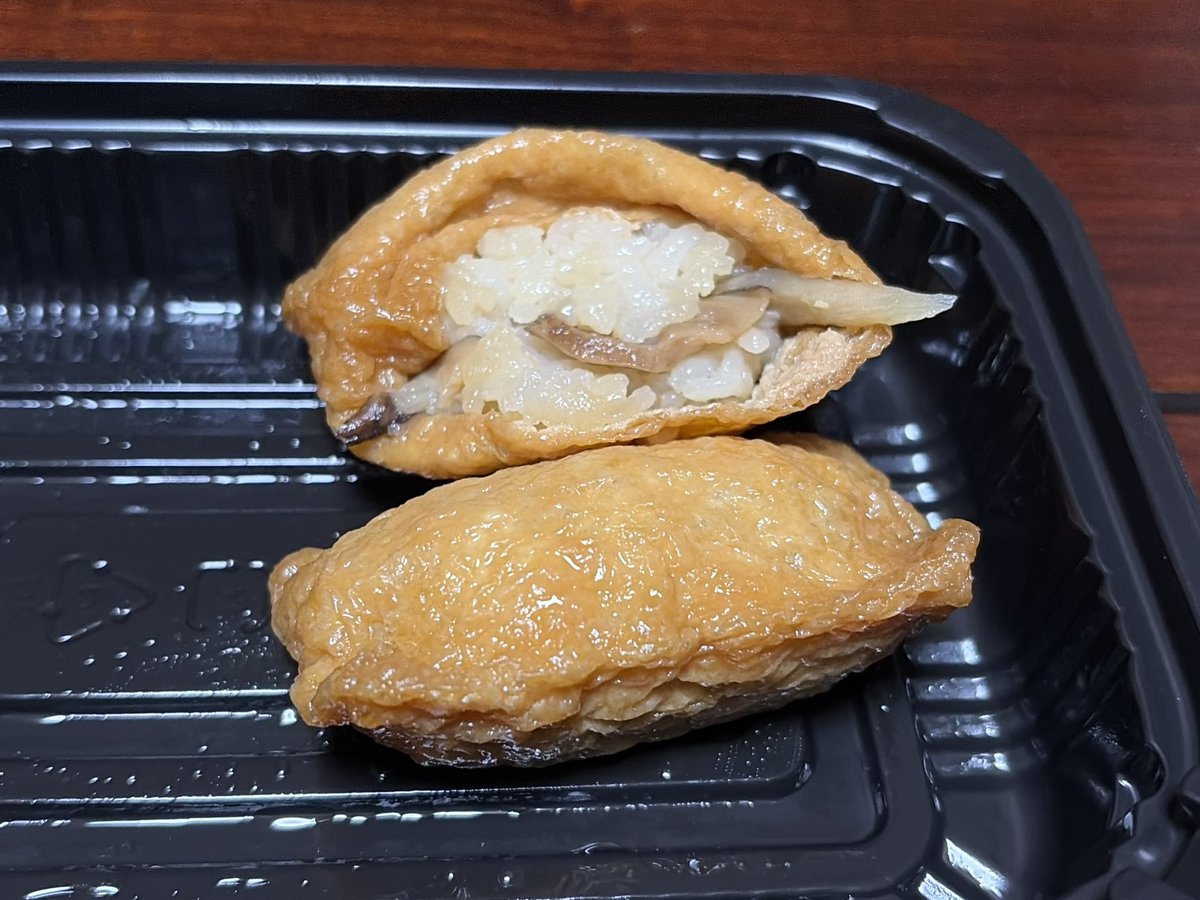 awalking_cat's tweet photo. とある道の駅で買ってきた酢飯じゃなくて味ご飯のお稲荷さん。
普通の味ご飯にもお揚げが入っているんだから違和感はないし、更にお揚げを楽しめてメッチャ美味しかったのよ🥰 https://t.co/7n6DOzWcj4