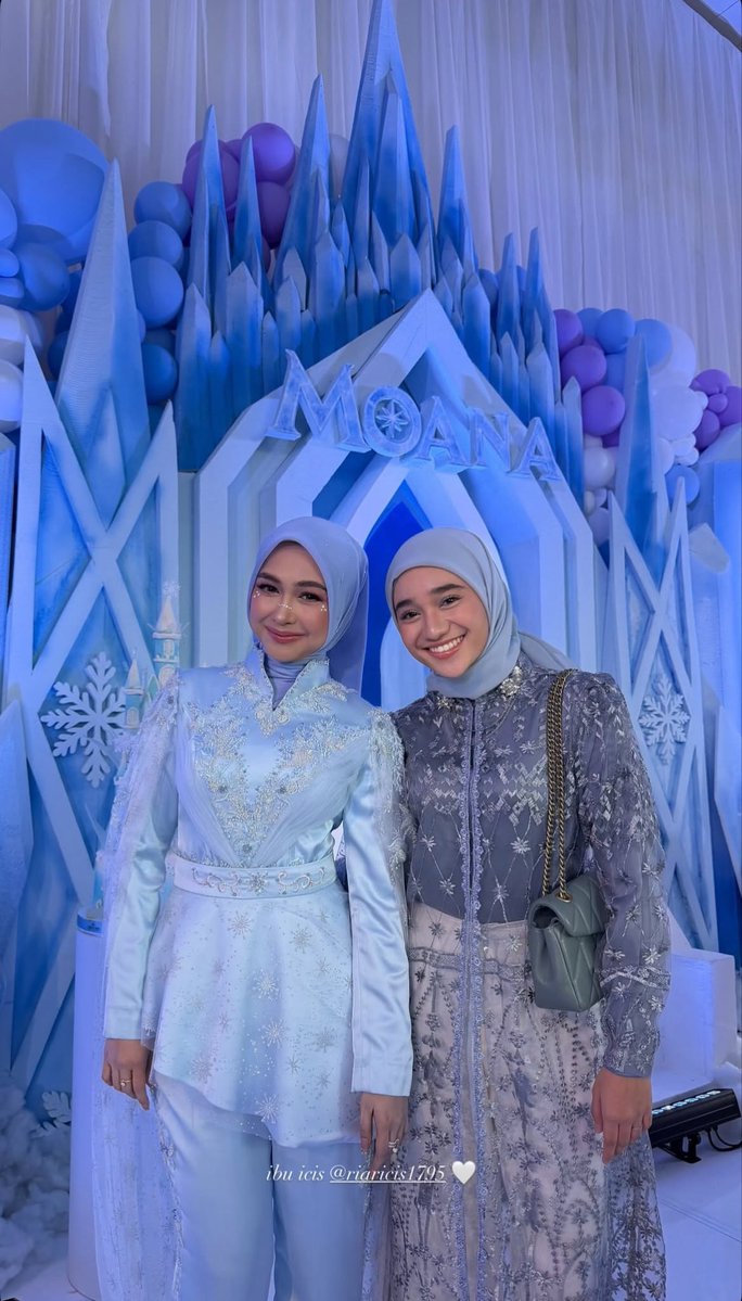 eliyaanw's tweet photo. Gemecnyaaa nabila with ibu icis 🤏🏼🤍 https://t.co/Mp9LUf8sRW