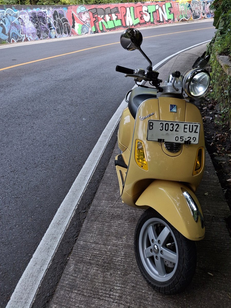 arifmaolan's tweet photo. mirip vespa matic saya tapi udah saya jual karna kurang rawat kalo jarang jalan akinya tekor. parts nya kalo rusak jajannya lumayan kalo kebengkel, tapi terhitung murah ketimbang vespa tahun muda. seru sih ini vespa kuat juga gas track jkt-dpk-bgr-bdg https://t.co/0uw26c8vuM