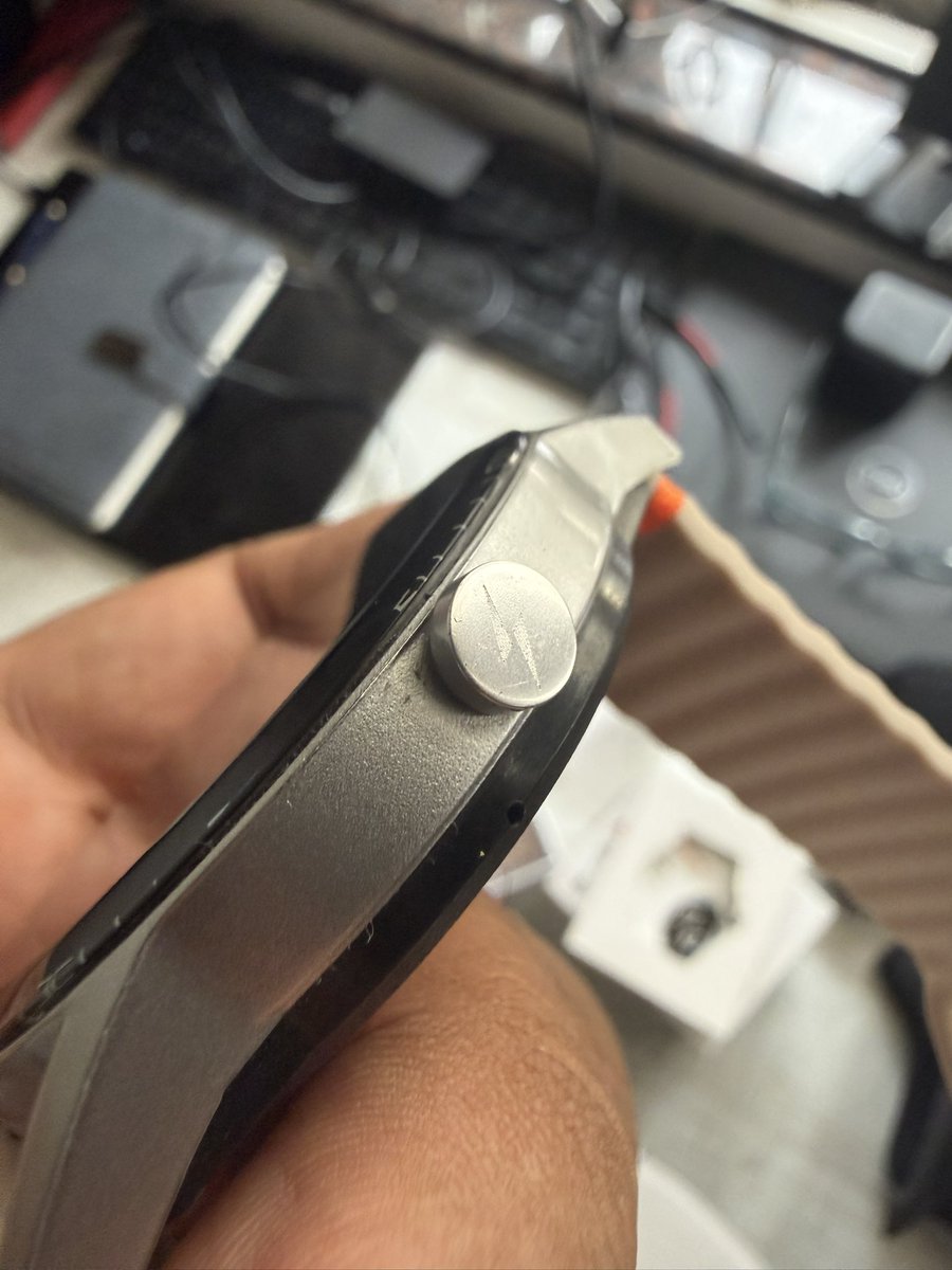 Thejus7670's tweet photo. @fireboltt__ you take my well maintained watch &amp; replace it with a scratched used one under warranty?Is this how fire bolt warranty works? You take my new watch not even a scratch on it and send a crap unit back? I will be taking this and filing an official consumer complaint. https://t.co/BM9KvwF5Ur