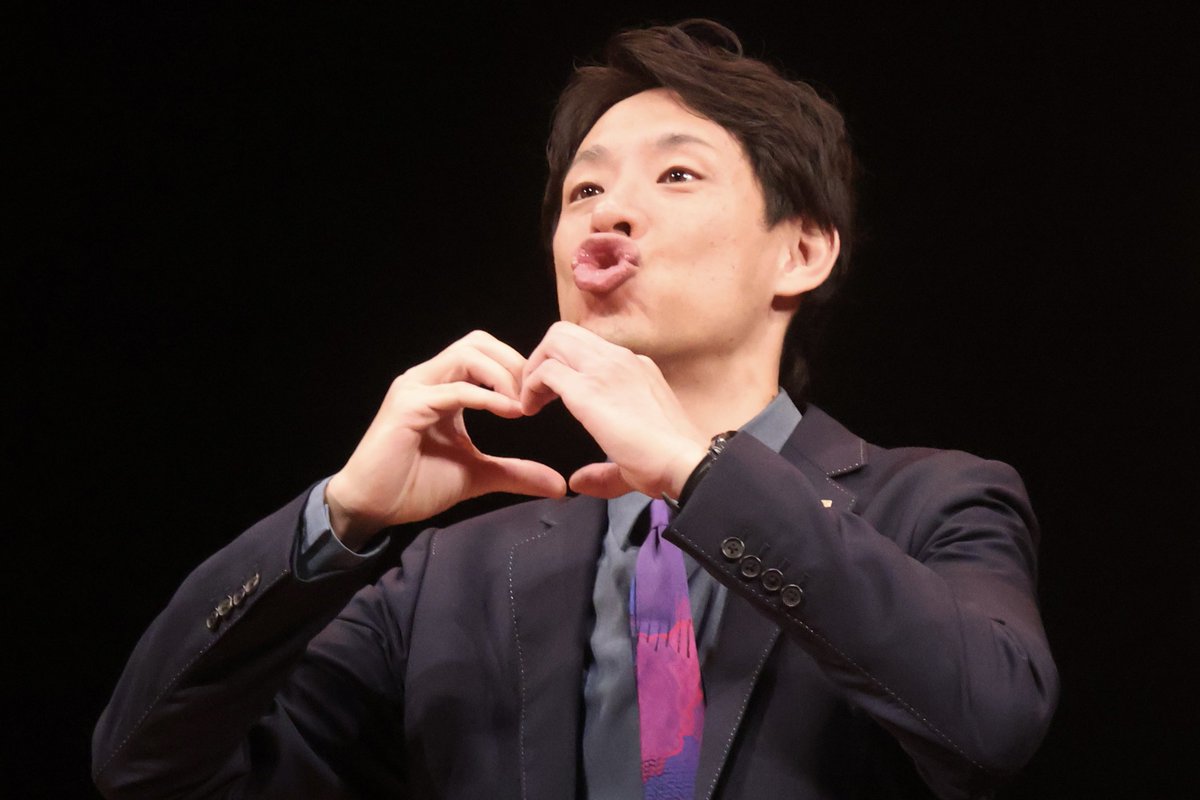 shi_san_p's tweet photo. ハートポーズが可愛い囲碁将棋根建さん🫶
#ツートライブのニュアンス寄席 https://t.co/lkgbi0GiVh