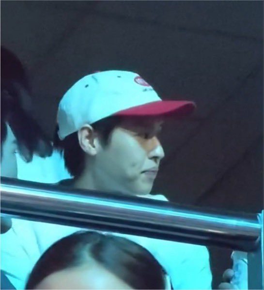kaanomcake's tweet photo. หน้าเซอร์ใส่หมวกเสื้อยืดเกงยีน อืออ ก็เฉยๆปะทั่วๆไปหล่อผ่านๆแต่มองนานๆตกหลุมรักเฉย ช่วย😭😭😭 กุชอบผุ้ชาย(ตี๋)จังวะ ชอบไอตี๋นี่ชะมัดเลยอ้ะะะ https://t.co/7d1PL1Yng9