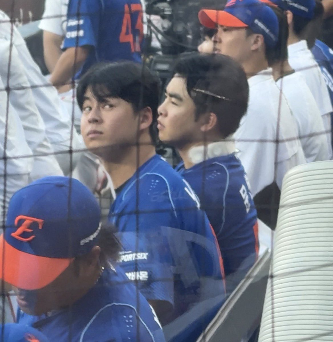 meng_b0b's tweet photo. 이분 자꾸 한화생명님들 계신 곳 쳐다봐요 https://t.co/imBEPPSjJK