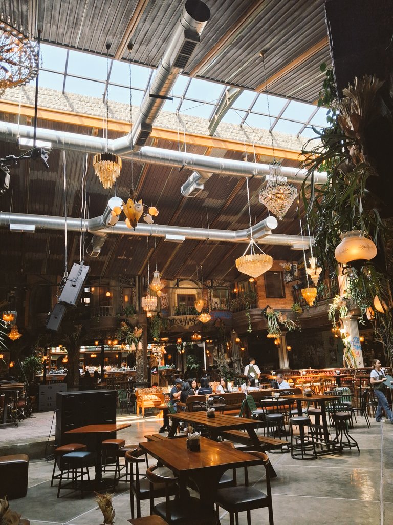 I_jakarta7's tweet photo. ジャカルタで見つけた映えスポット🍻

📍SHAMROCK GANDARIA 

✔️お酒の種類豊富
✔️料理も意外とリーズナブル
✔️写真映え抜群📸

夜になると雰囲気がガラッと変わって、大人向けのバーに🍸🌙

⚠️喫煙席・禁煙席は分かれていますが、同じ空間なので煙が気になる方は注意です。

 #ジャカルタ駐在員 https://t.co/MecwhYXzz0