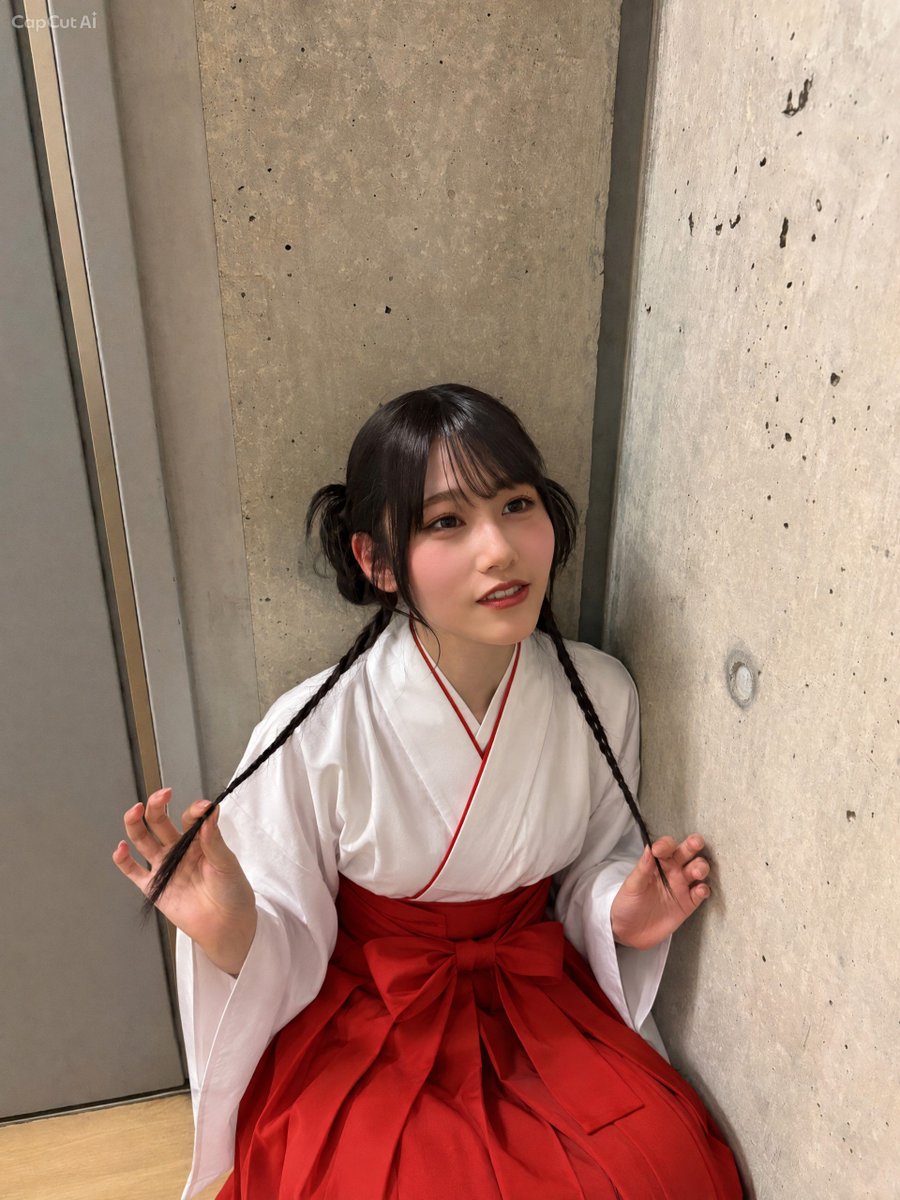 itoha94unoffice's tweet photo. 巫女さんの着てみたけど、どう？ https://t.co/c8aFxc45Ay
