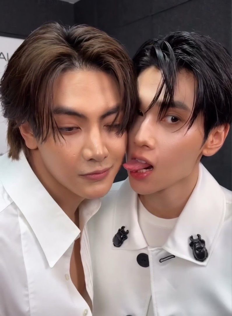pinknatachai's tweet photo. the ship                          the shipper https://t.co/NPTJlk5LQO