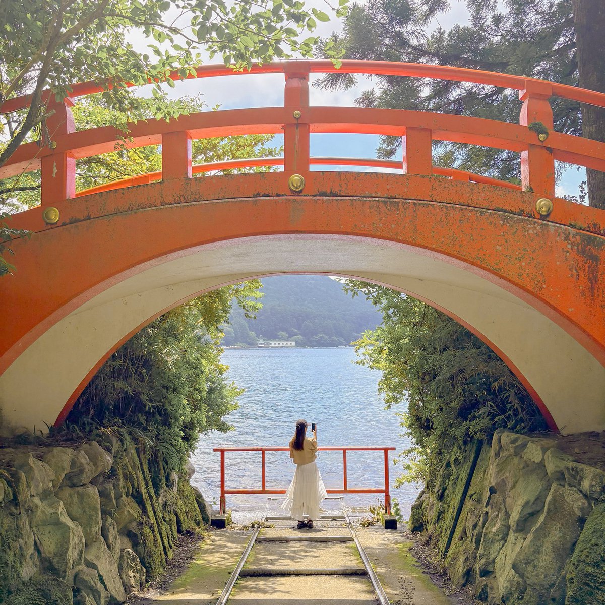orangeholic_'s tweet photo. お気に入りのjouetieコラボのジャケットを着て箱根旅行へ⛩️♨️お参りして、温泉入ってきれいな空気浴びて、心整ったなぁ、、、ということで今から旅行早退してだれアソ舞台挨拶行く！今度は呪われます！待っててねおすず！
#だぁれかさんとアソぼ？ #鎮西寿々歌 https://t.co/AebjQ34a5c