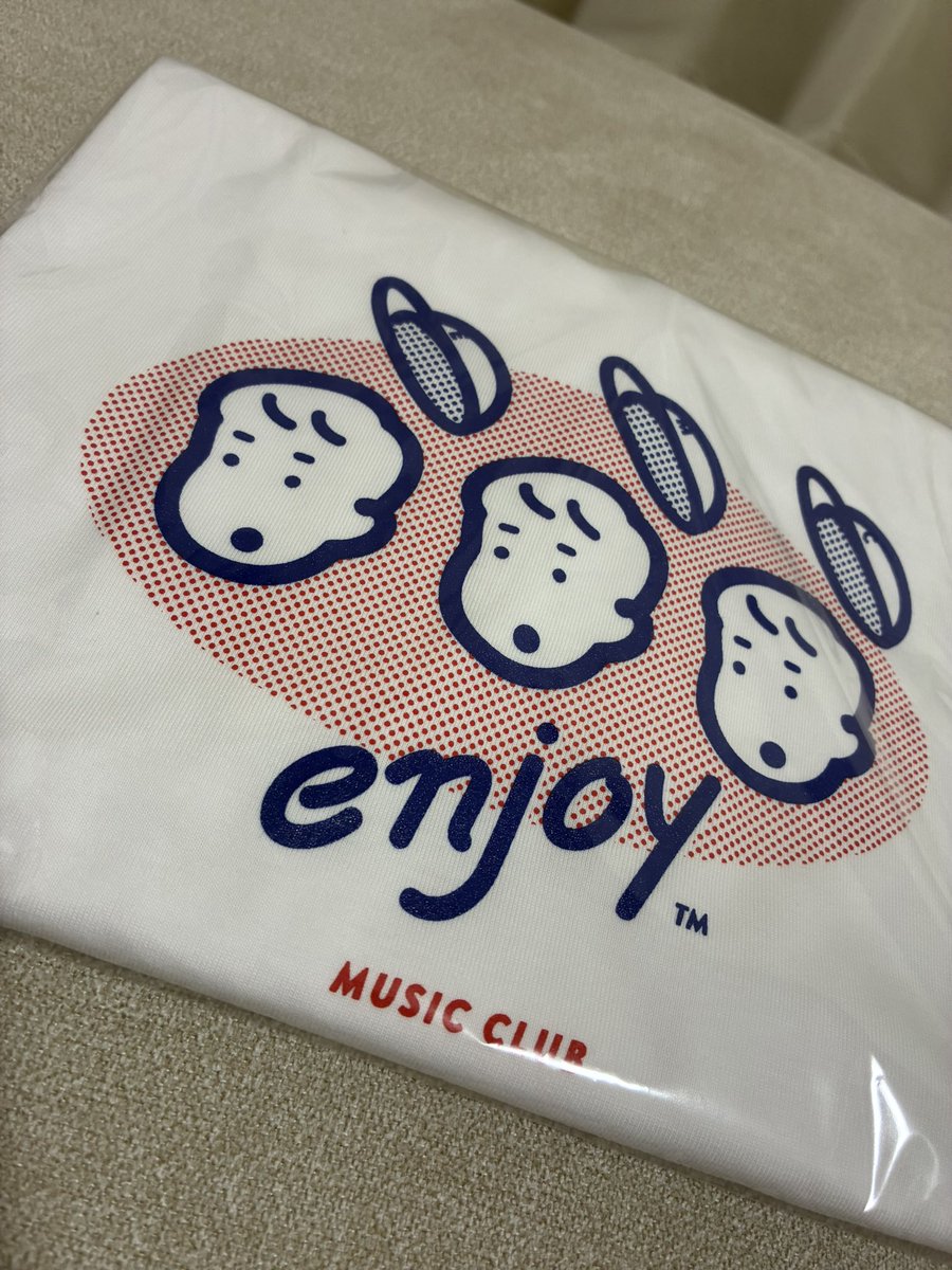 nacchi308's tweet photo. EMCのTシャツ届いた〜〜〜！！！
めっかわ〜〜〜〜〜！！！！！ https://t.co/xvf29fWhU9