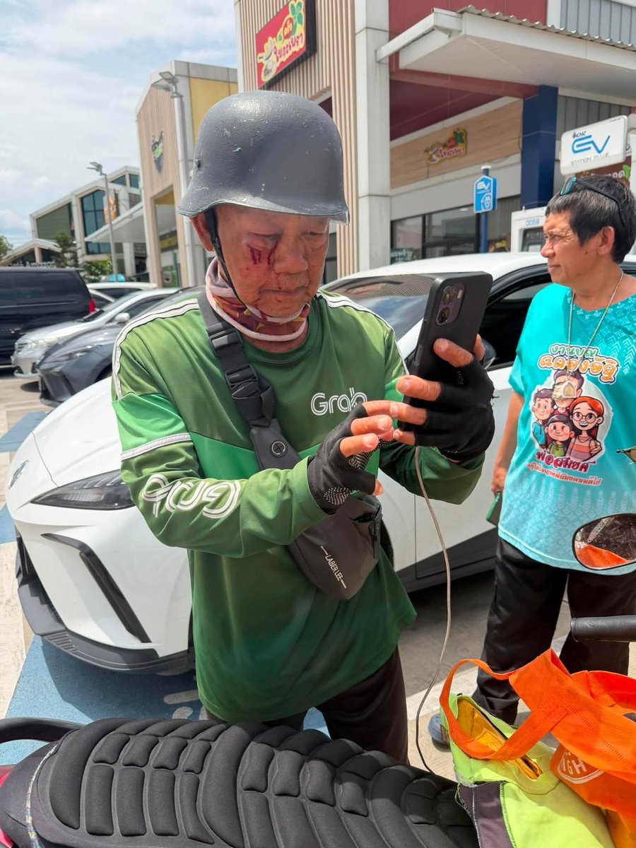 RedSkullxxx's tweet photo. เจอลุงโดนต่อยที่ปั้มสุวินทวงศ์ ��ั้ม ปตท. ตรงข้ามเรือนจำมีนบุรี
เหตุการณ์คือลุงมาจอดรอออเดอร์กล้วยทอด ข้างที่จอดรถไฟฟ้า หันไปอีกที ลุงก็โดนต่อยแล้ว คลิป นาย อาร์ม · https://t.co/sel2v0s0FF