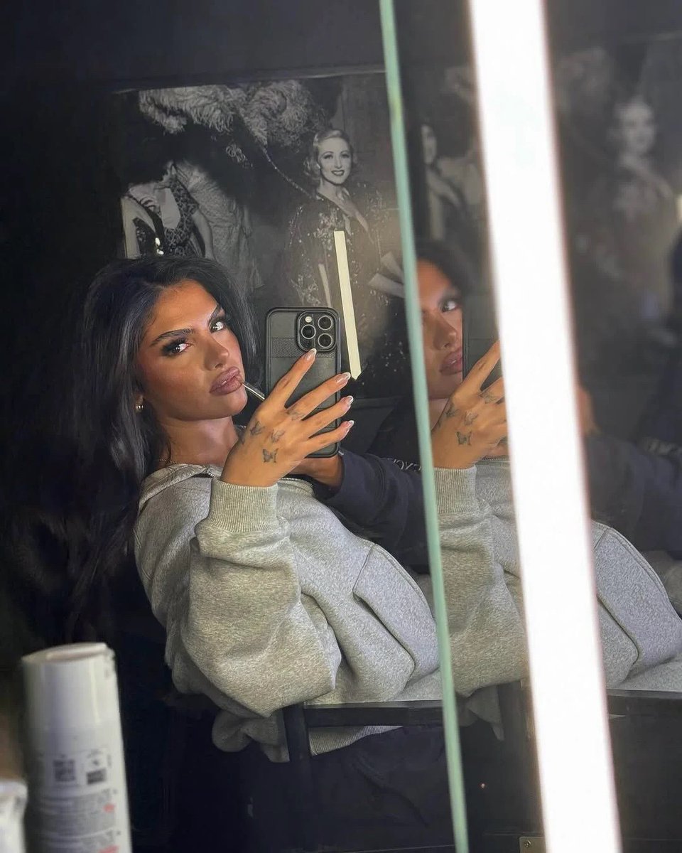 hudafiles's tweet photo. Mirror, mirror on the wall… who’s the prettiest of them all? HUDA. 🖤✨ https://t.co/hR0pQb0iJ7