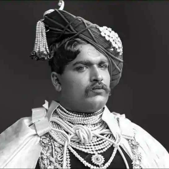 suraj_yadav2005's tweet photo. 26 जुलाई:
इसी दिन, 1902 में, महाराष्ट्र की कोल्हापुर रियासत के तत्कालीन राजा छत्रपति साहू महाराज ने अपने शासन वाले इलाके में पिछड़े वर्गों (OBC और SC) के लिए सरकारी नौकरियों में 50 प्रतिशत आरक्षण देने का आदेश जारी किया था।
वे भारत के इतिहास में ऐसे पहले सामाजिक क्रांतिकारी थे जिन्होंने दबे-कुचले लोगों को प्रतिनिधित्व का अधिकार दिया।
हम कृतज्ञता के साथ साहू महाराज को याद करते हैं, जिन्होंने ब्राह्मणों के वर्चस्व के खिलाफ और दबे-कुचले लोगों व महिलाओं के आत्म-सम्मान के लिए जीवन भर काम किया।

JULY 26:
It was on this day in 1902, Chhatrapati Sahu Maharaj, the then King of princely state of Kolhapur, Maharashtra, issued an order allocating 50 per cent reservation in government employment to the backward classes (OBCs and SCs) in the area under his administration.
He was the first social revolutionary in the history of India to grant the oppressed people the right of representation.
With a sense of gratitude we remember Sahu Maharaj who worked till the end against the domination of Brahmins and for the self-respect of the oppressed people and women.

#छत्रपति_शाहू_जी_महाराज 
#ChhatrapatiShahuJiMaharaj