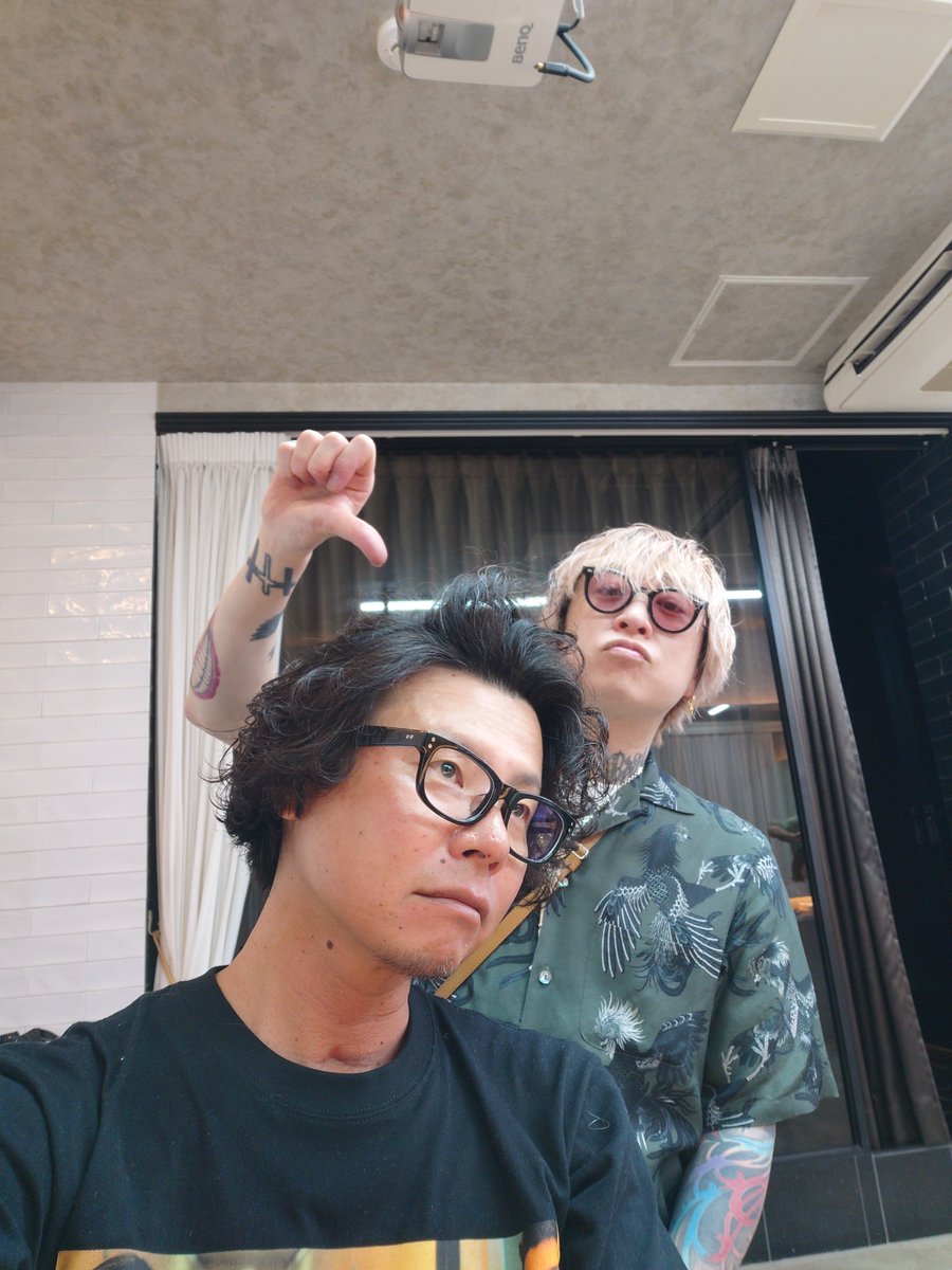 junkie0130's tweet photo. 暑いから中刈って後ろ軽くしてきた✂
まえがみ短くすると合わない言われたから前髪は長いままで😄 https://t.co/hqEGu0Z4tb