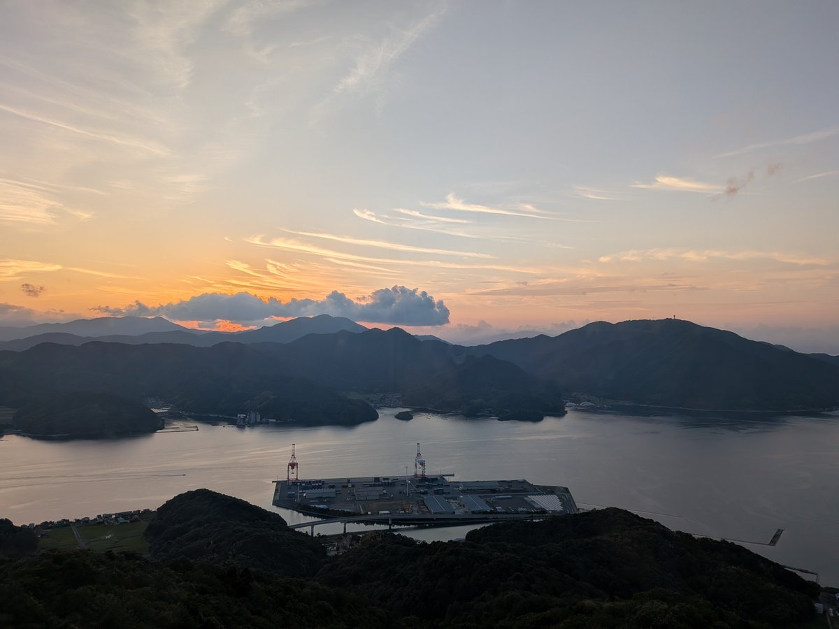 syushi0318's tweet photo. スマホ撮影の撮って出し。
ええ色の夕日。 https://t.co/XayL0sZI0h