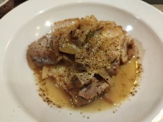 bamboodream7's tweet photo. 本日の晩御飯は近所の定食屋さんで塩豚と玉葱の白ワイン煮込み。塩豚が箸で切れるくらい柔らかくて本当に美味しくてご飯との相性もバツグンでした。 https://t.co/ULqOYVt5zd