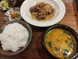 bamboodream7's tweet photo. 本日の晩御飯は近所の定食屋さんで塩豚と玉葱の白ワイン煮込み。塩豚が箸で切れるくらい柔らかくて本当に美味しくてご飯との相性もバツグンでした。 https://t.co/ULqOYVt5zd