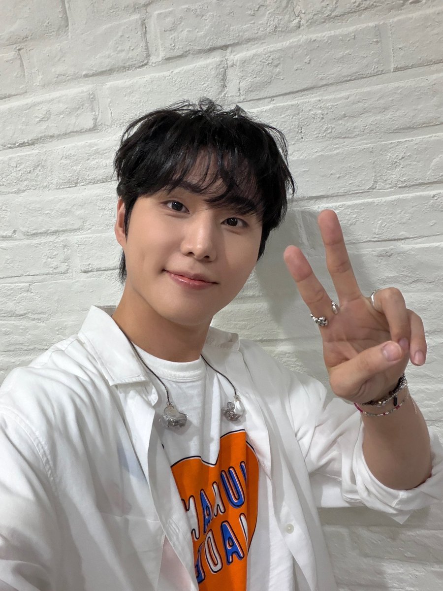 day6official's tweet photo. [ #DAY6_BEHIND ]

게릴라 버스킹 끝 🎤⋆⁺₊ ⊹
이제 월요일까지 Shut The Door하고 YOUNGEST로 곧 만나요 🚪

🚪ALBUM RELEASE
2026.07.27 MON 6PM (KST)

#DAY6 #데이식스
#YoungK #영케이
#YOUNGEST
#Shut_The_Door https://t.co/ceEnKrtemv
