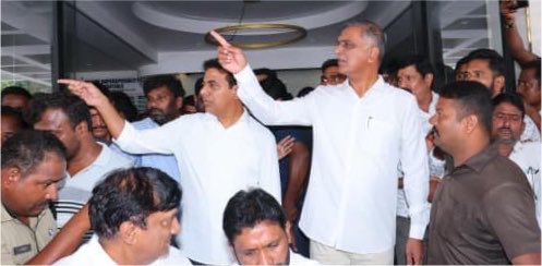 ChanduSheksBRS's tweet photo. 👉పొద్దున్న గుండె పోటు రావడం !

👉 హాస్పిటల్ కి హుటాహుటిన తీసుకెళ్లడం!

👉 ఆల్రెడీ చినిపోయారని బ్రేకింగ్ న్యూసులు ఎయ్యడం !

👉 కార్యకర్తలంతా బాధతో పోస్టులు పెట్టడం!

👉 పరిస్థితి గురించి బాపు ఎప్పటికప్పుడు తెలుసుకోడం !

👉 అంతలోనే "గుండె కొట్టుకుంటుంది" అని న్యూస్ !

👉 అప్పటికే రామన్న, హరీషన్న అక్కడికి చేరుకోడం!

👉 గ్రీన్ ఛానల్ ఏర్పాటు చేసి హైదరాబాద్ కు ప్రయాణం!

👉 అంబులెన్స్ వెంటే  తోడుగా ఉండి అన్నలు రావడం!

👉 "out of danger" అని తేల్చిచెప్పడం ! 

ఒక్క రెండు గంటల్లో ఇంత సంచలమైన విషయాలు జరగడం , మనమంతా పెద్దన్న కోసం ఆరాట పడటం, 

ఇదంతా చూస్తుంటే, మనం కేవలం ఒక పార్టీ మాత్రమే కాదు , రక్త సంబందికుల కంటే ఎక్కువ అనిపిస్తుంది! 🥹

ఇలాంటి గొప్ప నాయకుడు పెద్దన్న గుండె బతకాలి !