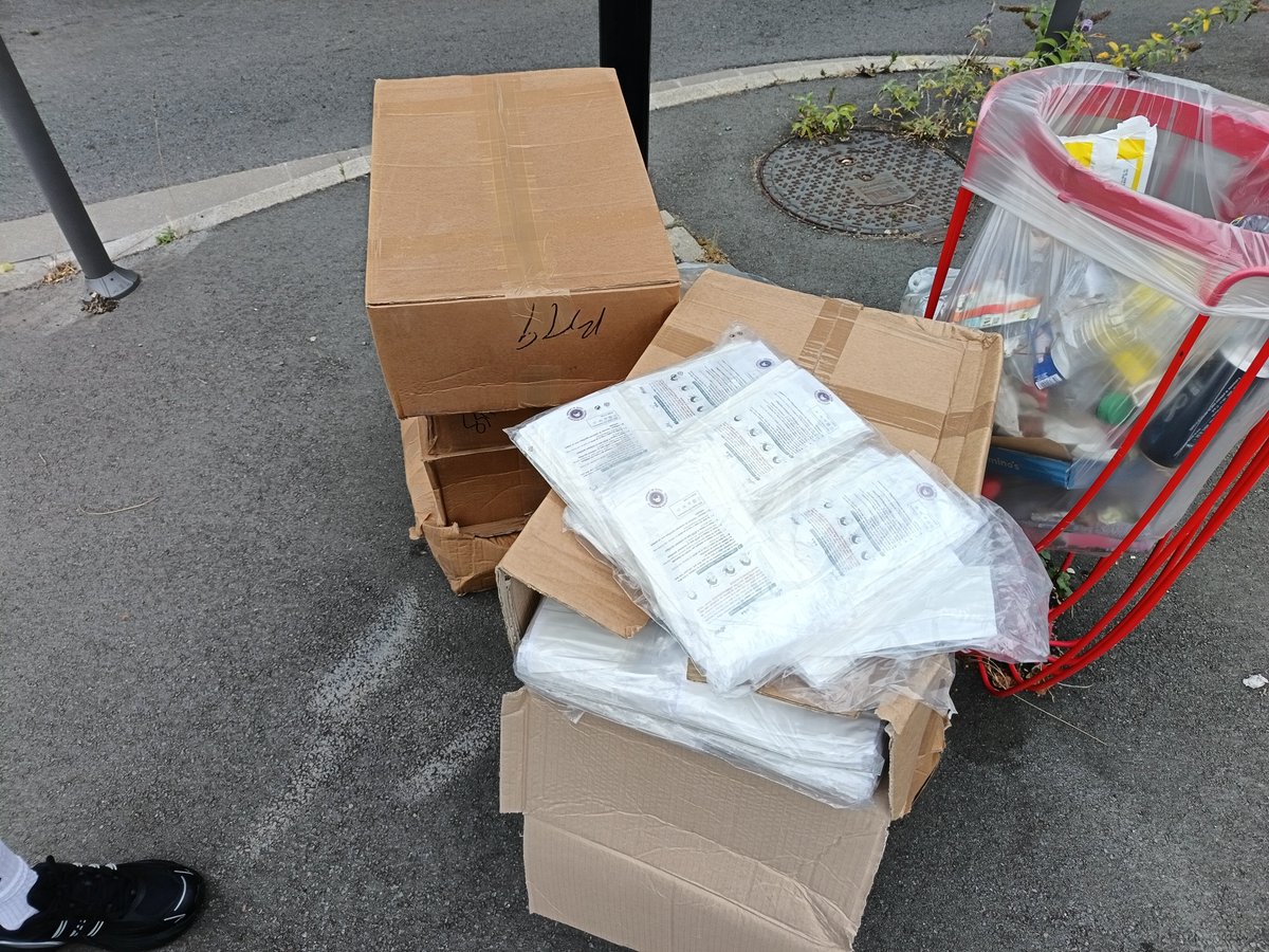aguilbert81's tweet photo. Rue Combemale @lillefrance proche du @chu_lille des masques de protections par milliers devant les poubelles publics 😡 alors qu'il y a un manque de masques en Gironde.... https://t.co/YUzepV3xUg
