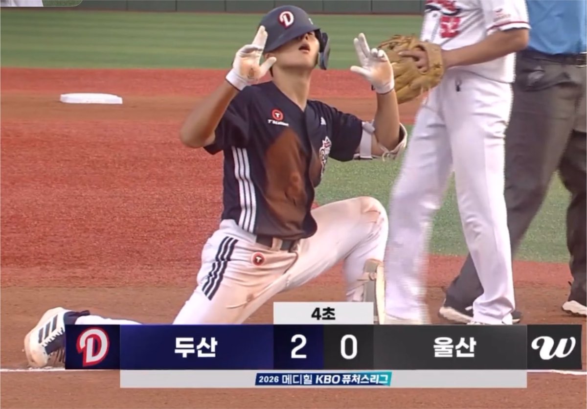jjaybears82's tweet photo. 퓨쳐스에서 임종성 2타점 적시3루타 쳤는데
얘 세레머니를 개웃기게하네ㅡㅜ https://t.co/pbW0ToYpls