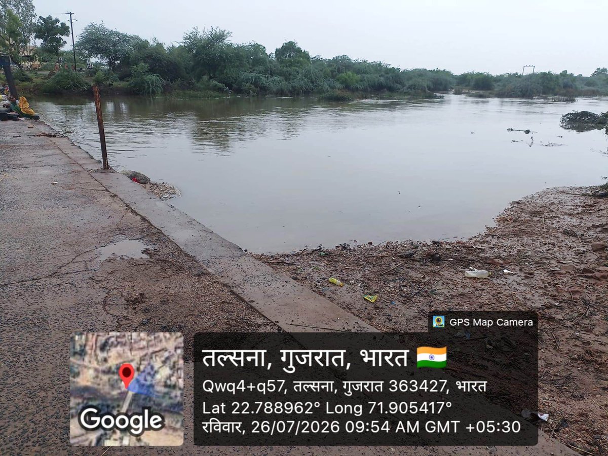 rnbsrn's tweet photo. તવી-તળશાણા -વડેખાણ રોડ પર આવેલ કોઝવે પર વરસાદી પાણી ફરી વળતાં વાહનવ્યવહાર અવરોધાયો હતો. પાણી ઉતરતાંની સાથે જ માર્ગ અને મકાન વિભાગ, સુરેન્દ્રનગર દ્વારા સ્થળ પર ત્વરિત ચકાસણી કરી રસ્તાને સાફ-સફાઈ સાથે વાહનવ્યવહાર માટે પુનઃ શરૂ કરવામાં આવ્યો https://t.co/VcKBH8UKtc