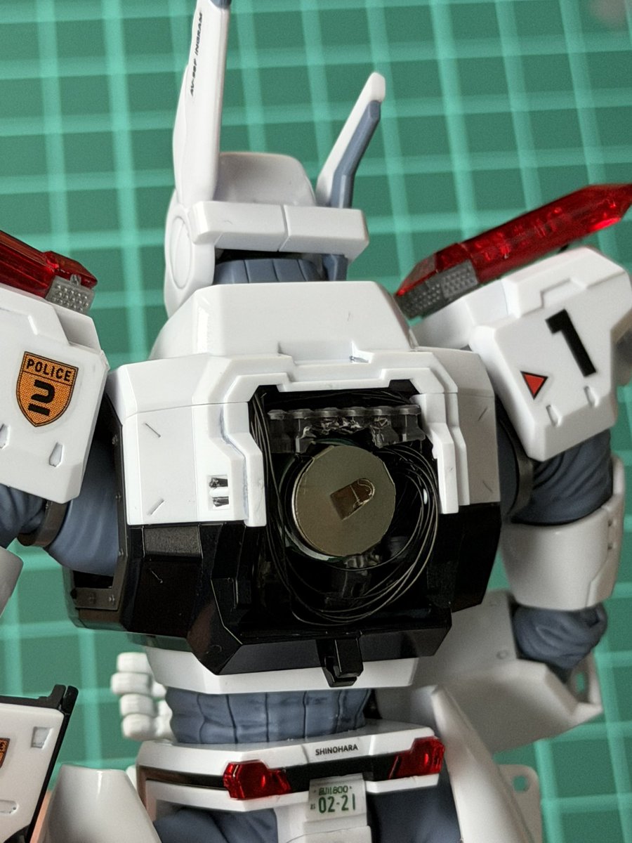 kayzfactory's tweet photo. RGイングラムプラス、改造完了。
・両肩のパトライト電飾
・パイロット上昇幅+2mmくらい
　(スクリーンはあえて外し)
・敬礼平手
かっこいい！
#パトレイバー https://t.co/vt0J8HwXHA