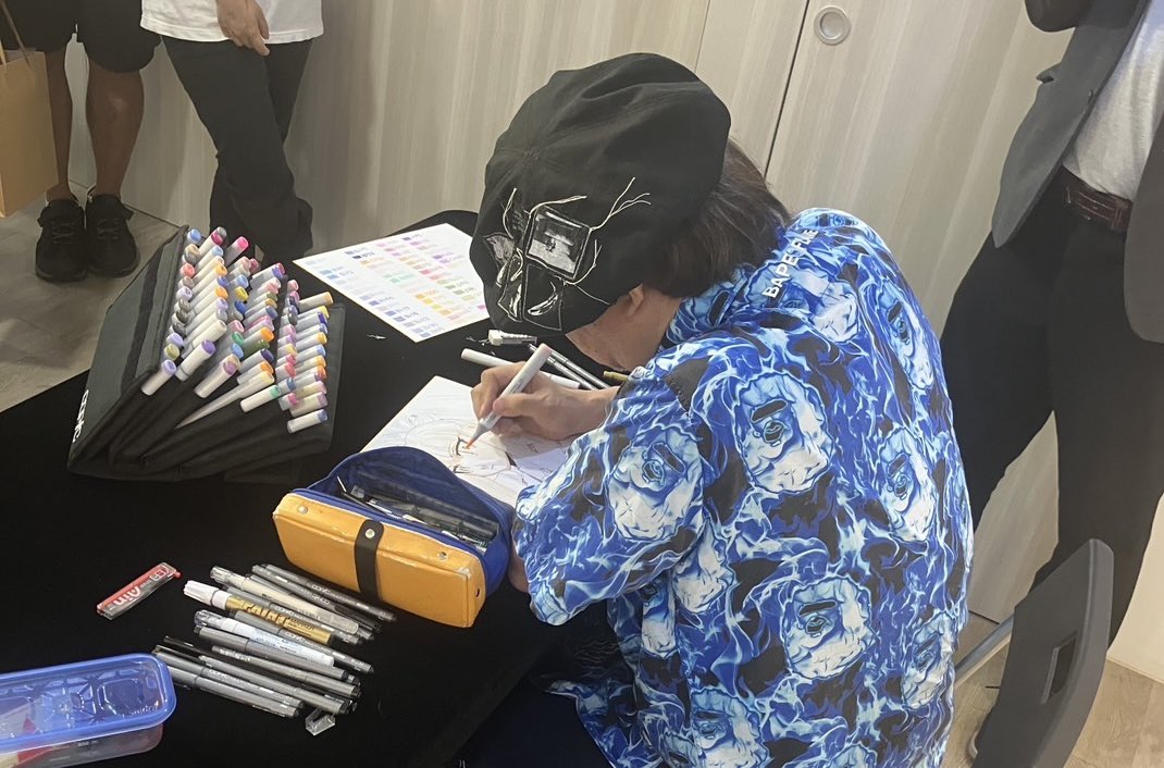 kia_asamiya's tweet photo. 在藝術展上，我即興為一些顧客現場繪製了客製化的色紙。

作畫的時候，很多顧客都安靜地看著，沒有發出任何聲音。 ^_^

我應顧客要求畫了琉璃。

客製化色紙的訂單仍然開放。

歡迎在展館現場下單！ (＾▽＾)

アートエキジビジョンでは、急遽、オーダー色紙のライブドローイングをしました。

描いている間、見ている沢山のお客様が、物音一つ立てずに見守ってくれて。^_^

リクエストのルリを。
オーダー色紙は、まだ、ご注文可能です。
是非、会場でご注文下さい！（＾▽＾）