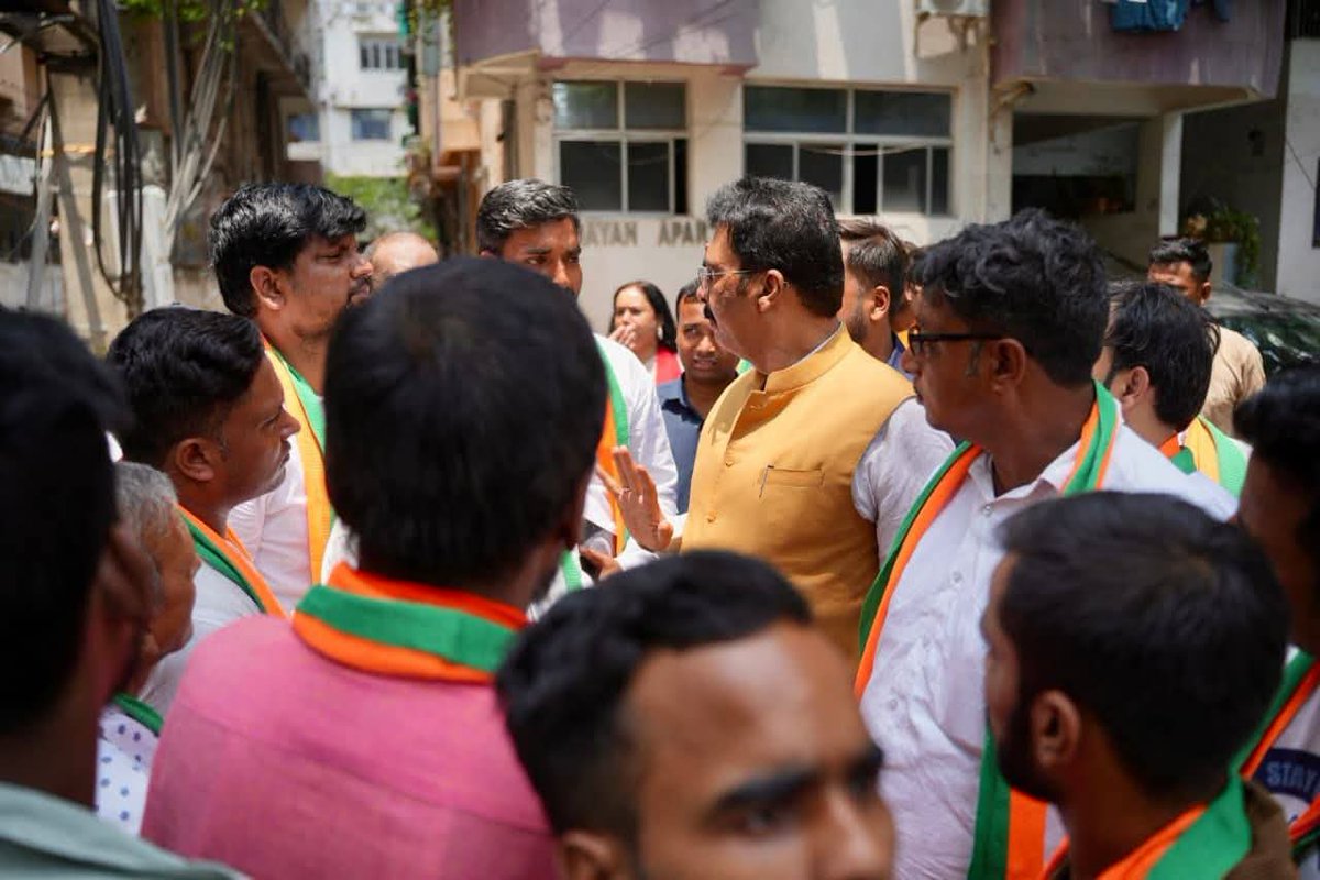 BJP4Bihar's tweet photo. बांकीपुर में विजय का बिगुल, कार्यकर्ताओं ने संभाली कमान!

बांकीपुर विधानसभा के जंक्शन मंडल अंतर्गत फ्रेजर रोड शक्ति केंद्र पर आयोजित कार्यकर्ता बैठक में माननीय प्रदेश अध्यक्ष श्री @sanjay_saraogi जी ने कार्यकर्ताओं का उत्साहवर्धन करते हुए एनडीए समर्थित प्रत्याशी श्री @neerajsinhabjp जी के पक्ष में अधिकाधिक जनसमर्थन जुटाने का आह्वान किया। बांकीपुर की जनता विकास, सुशासन और जनविश्वास के साथ एक बार फिर कमल खिलाने का संकल्प ले चुकी है।

इस अवसर पर लोजपा (रामविलास) की विधायक श्रीमती बिनीता मेहता जी, भाजपा प्रदेश महामंत्री श्रीमती प्रीति शेखर जी, स्थानीय गणमान्य नागरिक एवं बड़ी संख्या में कार्यकर्ता उपस्थित रहे। बैठक में बूथ स्तर तक संगठन को और मजबूत बनाते हुए प्रत्येक मतदाता तक पहुंचने तथा एनडीए की विकास यात्रा को जन-जन तक पहुंचाने का संकल्प लिया गया।

#NDA4Bihar
#BankipurKaBetaNeeraj