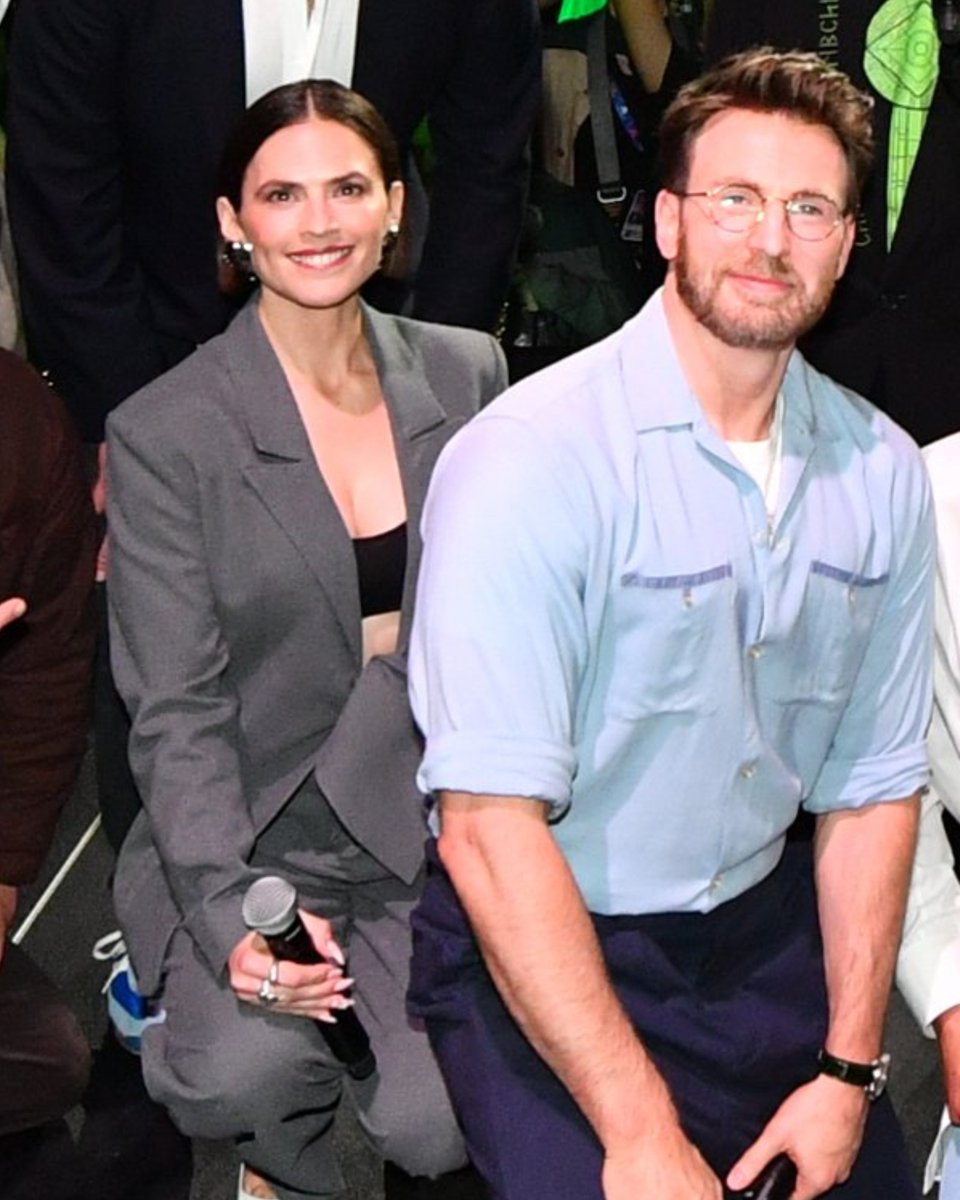 HayleyAtwell_CN's tweet photo. After all those years...
Hayley at the SDCC Hall H Marvel Doomsday panel.
#HayleyAtwell #PeggyCarter #AgentCarter #Doomsday https://t.co/Utr5NKjNAs