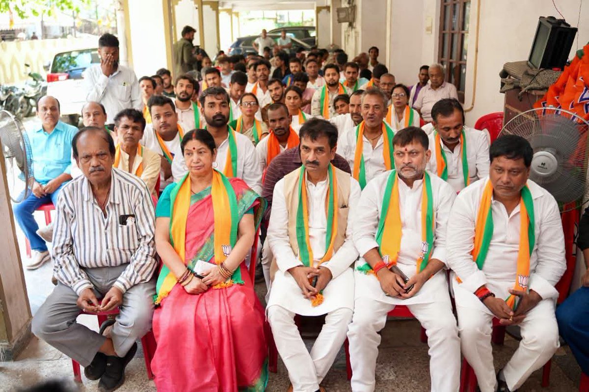 BJP4Bihar's tweet photo. बांकीपुर में विजय का बिगुल, कार्यकर्ताओं ने संभाली कमान!

बांकीपुर विधानसभा के जंक्शन मंडल अंतर्गत फ्रेजर रोड शक्ति केंद्र पर आयोजित कार्यकर्ता बैठक में माननीय प्रदेश अध्यक्ष श्री @sanjay_saraogi जी ने कार्यकर्ताओं का उत्साहवर्धन करते हुए एनडीए समर्थित प्रत्याशी श्री @neerajsinhabjp जी के पक्ष में अधिकाधिक जनसमर्थन जुटाने का आह्वान किया। बांकीपुर की जनता विकास, सुशासन और जनविश्वास के साथ एक बार फिर कमल खिलाने का संकल्प ले चुकी है।

इस अवसर पर लोजपा (रामविलास) की विधायक श्रीमती बिनीता मेहता जी, भाजपा प्रदेश महामंत्री श्रीमती प्रीति शेखर जी, स्थानीय गणमान्य नागरिक एवं बड़ी संख्या में कार्यकर्ता उपस्थित रहे। बैठक में बूथ स्तर तक संगठन को और मजबूत बनाते हुए प्रत्येक मतदाता तक पहुंचने तथा एनडीए की विकास यात्रा को जन-जन तक पहुंचाने का संकल्प लिया गया।

#NDA4Bihar
#BankipurKaBetaNeeraj