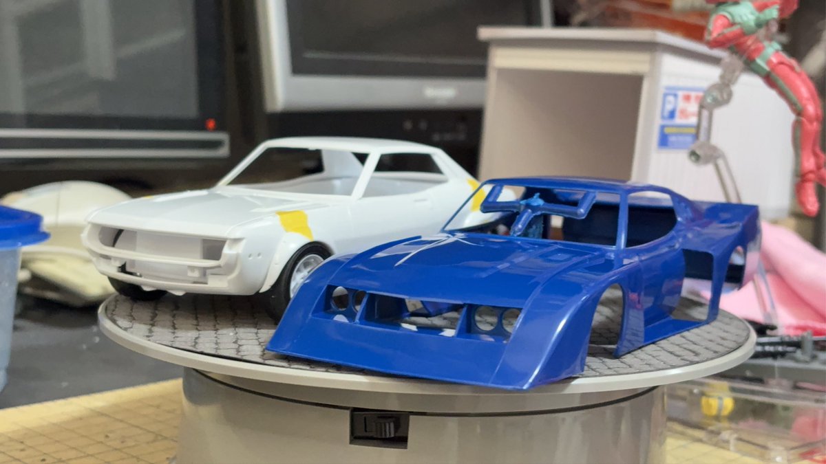 who324's tweet photo. ハゼカワ1/24セリカ1600GTマカオGP

進捗、、車高調整に苦労しました、、見えないけど、タイヤも削ってます🤣

タミヤのセリカLBと並べてみたらエラい違うんやな！デカいっす。 https://t.co/Q1F0P9baEK