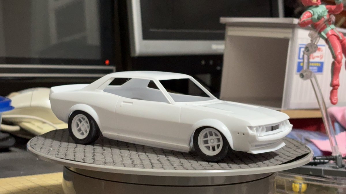 who324's tweet photo. ハゼカワ1/24セリカ1600GTマカオGP

進捗、、車高調整に苦労しました、、見えないけど、タイヤも削ってます🤣

タミヤのセリカLBと並べてみたらエラい違うんやな！デカいっす。 https://t.co/Q1F0P9baEK