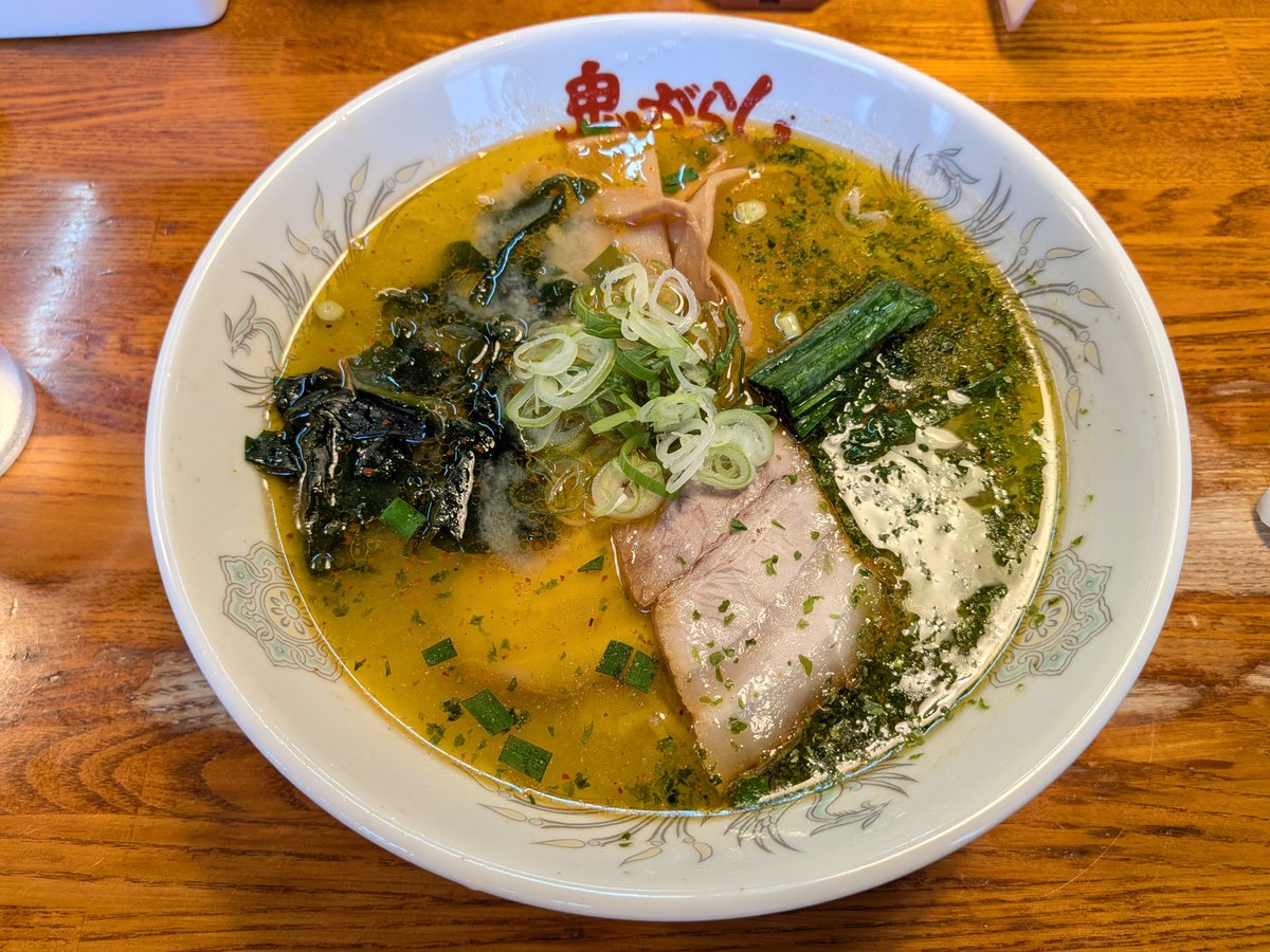 rupi_oku's tweet photo. 鬼がらし江俣店で味噌󠄀ラーメンの中辛と餃子。なにげに初訪問。動物系と煮干のスープかな？甘さよりしょっぱさのある味噌󠄀と良い感じの旨味があって美味しかった。辛さは中辛だと辛さ感じなかったから今度来た時は大辛にしてみよう。個人的にデフォルトでワカメが入ってるのが嬉しい。ゴチです。 https://t.co/yNajcbCuNv