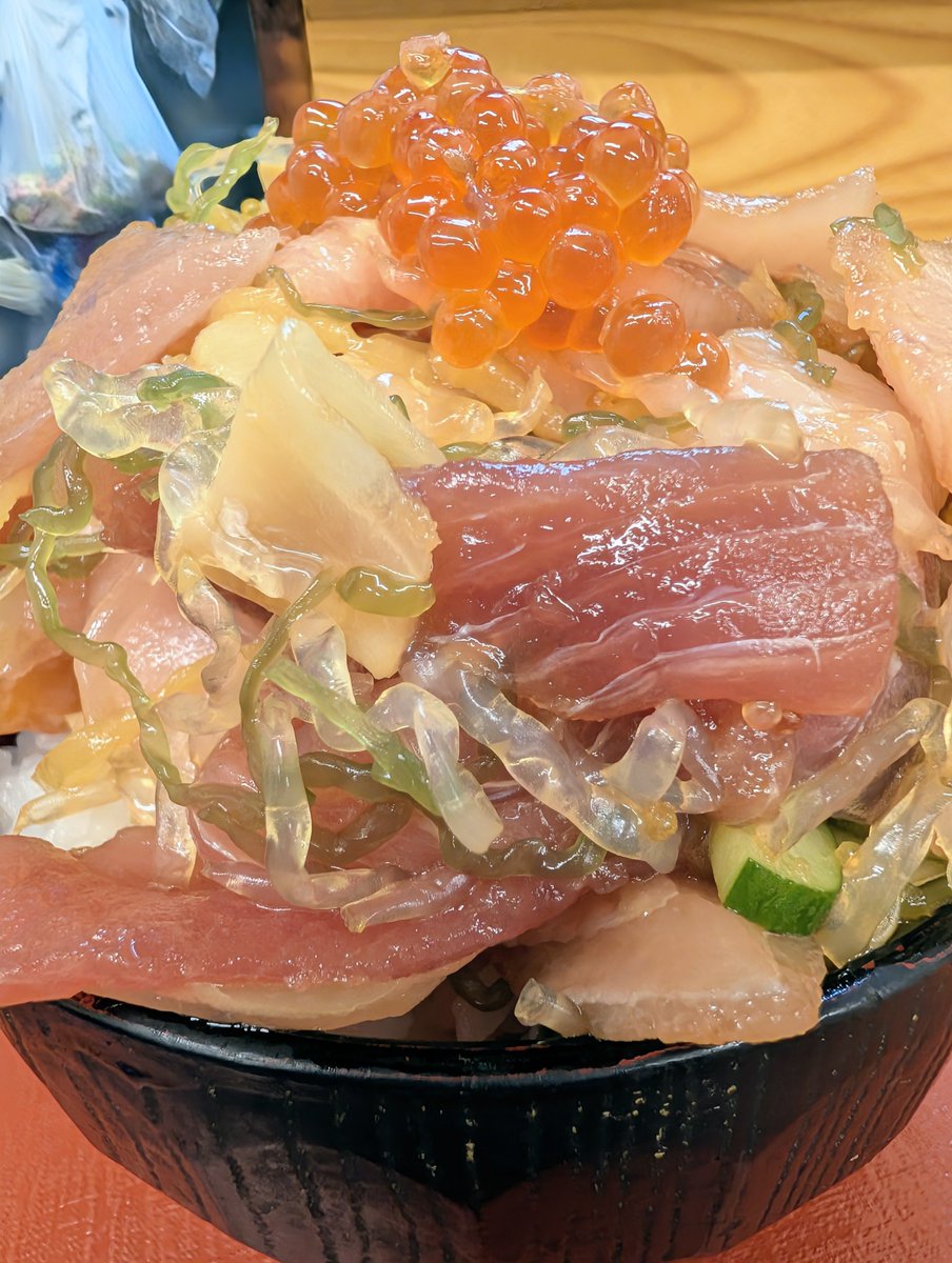 hon090hon's tweet photo. 船橋の市場で山盛り海鮮丼🍚
サーモン、イカとか色んな魚が詰まってる🦑 https://t.co/QsvLxNT1WD