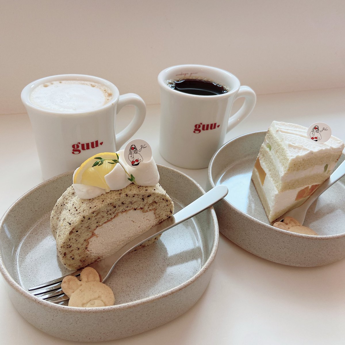 may_eclair's tweet photo. 美味しいミルクティーロールとハニーラテ食べました。 https://t.co/55ksiLRRpQ