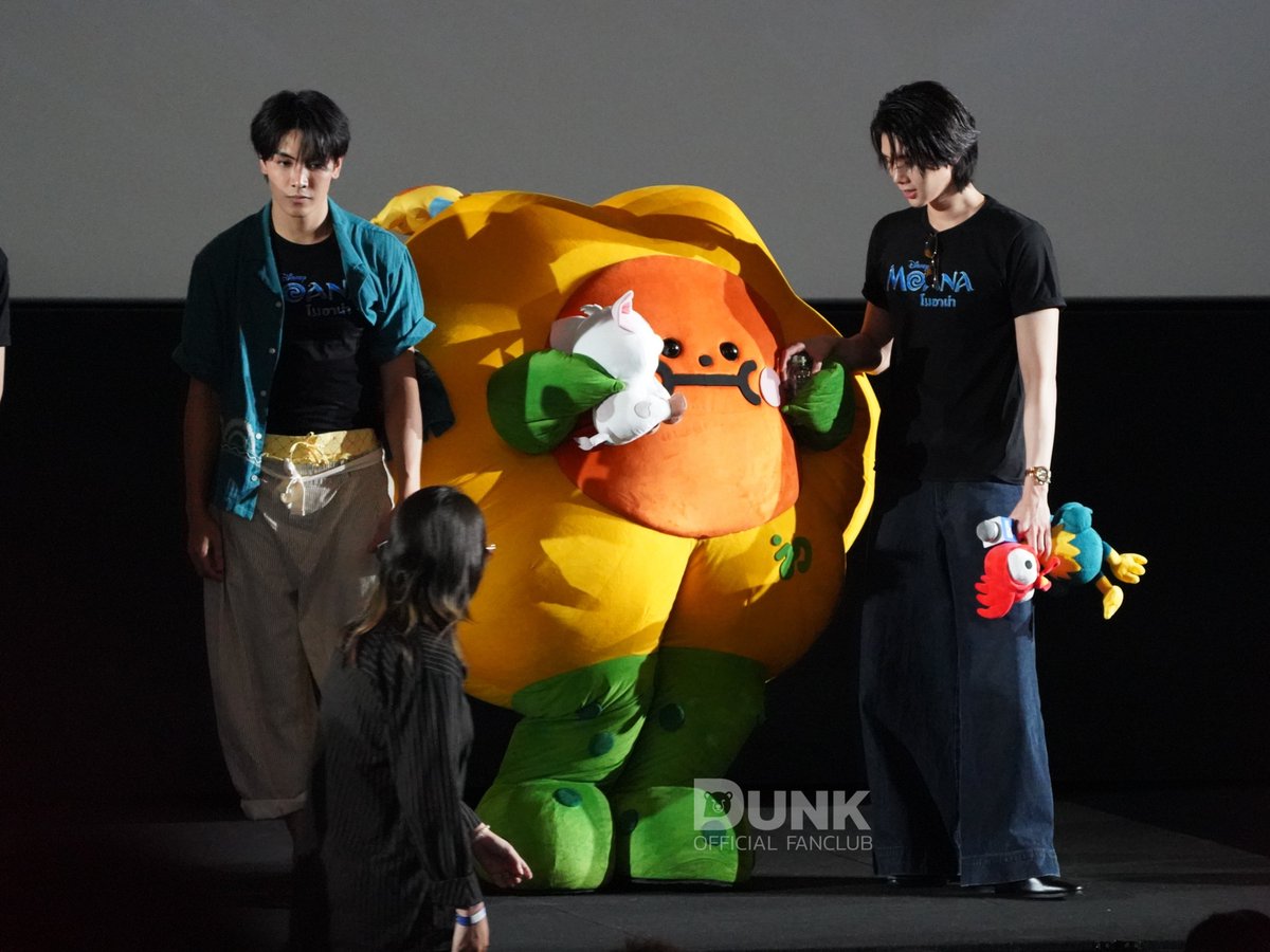 DunkOfficialFC's tweet photo. ขอขอบคุณทาง @WeLoveSF เป็นอย่างมากเลยคร้าบ ที่เชิญครอบครัว #จุงดัง - จุง อาเชน @ChenRcj , ดัง ณัฎฐ์ฐชัย @dunknatachai และน้องใจดี @jaidee__GMMTV มาร่วมชมภาพยนตร์เรื่อง Moana ในงาน #SFxJoongDunkJaidee ด้วยกัน 

หนังสนุก ภาพสวย ทำเอาแฟนๆตื่นเต้นไปกับการผจญภัยท่ามกลางมหาสมุทรกันสุดๆ กิจกรรมในงานก็สนุกจนหุบยิ้มไม่ได้เลย ☺️

ขอขอบคุณแฟนๆ ทุกคนที่ช่วยกันแชร์โมเมนต์น่ารักๆ และบรรยากาศที่เต็มไปด้วยความสนุกสนาน รวมถึงแฟนๆ ทางบ้านที่คอยซัพพอร์ตผ่านทุกช่องทางโซเชียลด้วยน้า หวังว่าจะได้มีโอกาสมาดูหนังและทำกิจกรรมสนุกๆ ร่วมกับทาง SF อีกในอนาคต 🙏

---

A big thank you to @WeLoveSF for inviting the #JoongDunk family and little #Jaidee to watch Moana together at the #SFxJoongDunkJaidee event.

The movie was super fun with stunning cinematic, and the fans were so excited for the ocean adventure 🌊 The activities were amazing too—we couldn't stop smiling the whole time ☺️

Thank you to all the fans for sharing such adorable moments and creating such a lively atmosphere, as well as our fans at home supporting us across every social channel! Hope #JoongDunk and their fans get to watch more movies and join fun activities with SF again in the future 🙏