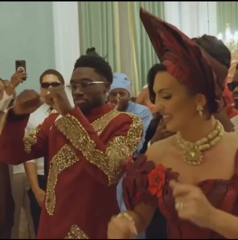 PulseSportsNG's tweet photo. 🚨🇳🇬 𝐍𝐄𝐖: Nigerian music took over Alphonso Davies' wedding as Mr P performed live, with Jamal Musiala enjoying every second of it. 🎶🕺 https://t.co/b5iw1CLoUB