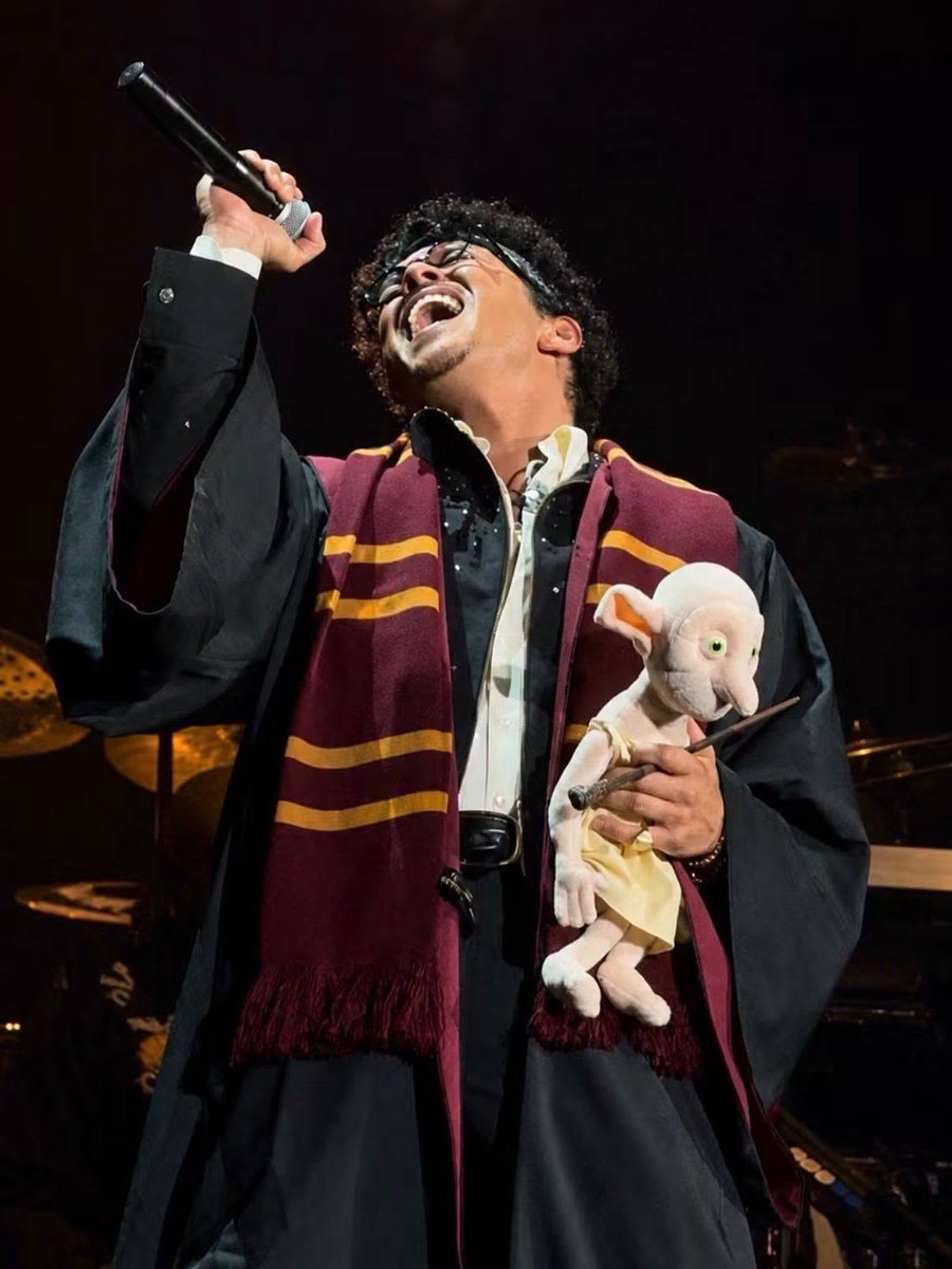 PoohChaiKonNun's tweet photo. Bruno Mars เซอร์ไพรส์แฟนเพลงด้วยการแต่งตัวเป็น Harry Potter ถือไม้กายสิทธิ์ 24K และอุ้มตุ๊กตาด็อบบี้
ร่ายมนต์ Incendio ในคอนเสิร์ตที่สนามกีฬาเวมบลีย์ ในกรุงลอนดอน ประเทศอังกฤษ   พอลง IG พ่อหนุ่มบ้านงู Tom Felton ก็เข้าไปแซวว่า  Really Gryffindor ?! 🤣 เห็น Potter ไม่ได้เลยนะ https://t.co/6rjboBVKWO