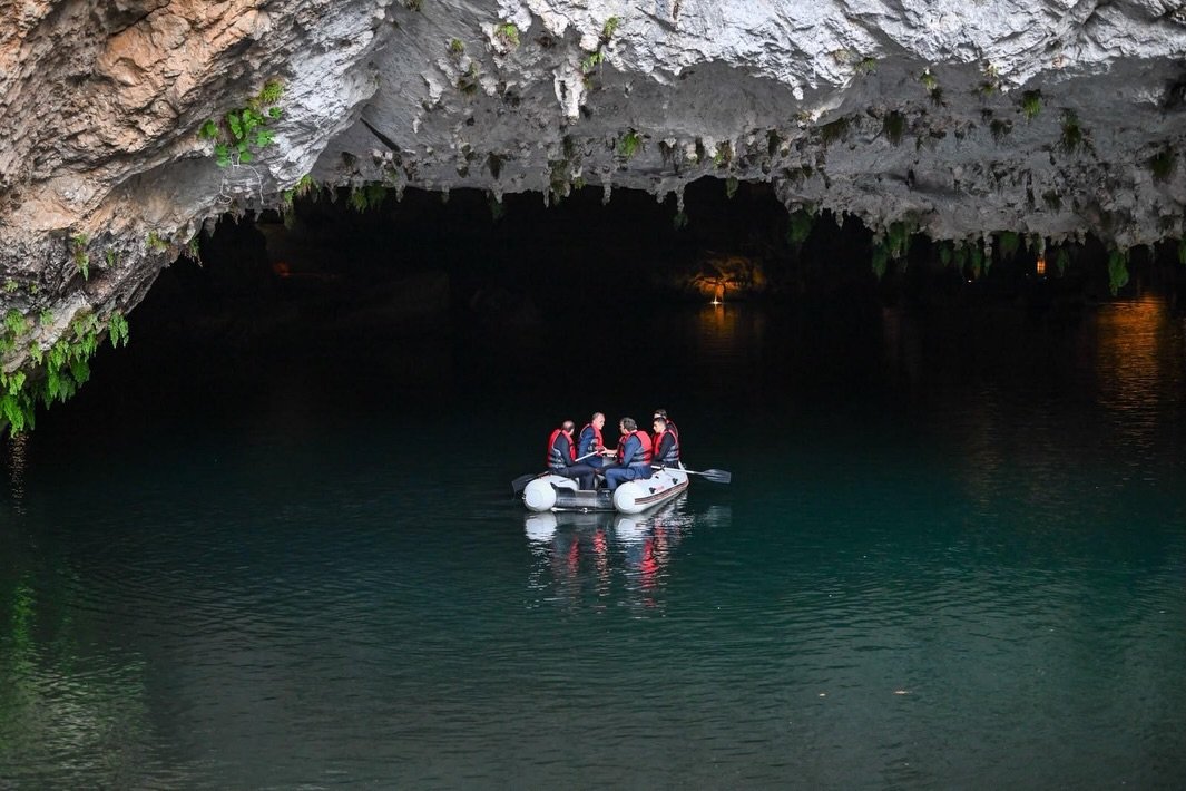 yazgi_gokhan's tweet photo. Antalya’nın İbradı ilçesinde bulunan Altınbeşik Mağarası’nı; İbradı Kaymakamımız Sayın Berk Acar, İl Kültür ve Turizm Müdürümüz Sayın Ayhan Gök ve Antalya Rölöve ve Anıtlar Müdürümüz Sayın Veysel Akın ile birlikte ziyaret ettik.

Türkiye’nin en büyük, dünyanın ise üçüncü büyük yer altı gölünü barındıran Altınbeşik Mağarası, eşsiz doğal mirasıyla ülkemizin en önemli turizm değerlerinden biri. Bakanlığımız ve Antalya Valiliğimizin yatırımlarıyla alternatif turizm açısından her geçen gün daha güçlü bir destinasyona dönüşüyor.

Doğal mirasımızı koruyarak gelecek nesillere aktarmaya ve turizm potansiyelimizi daha da güçlendirmeye devam edeceğiz.

@tckulturturizm