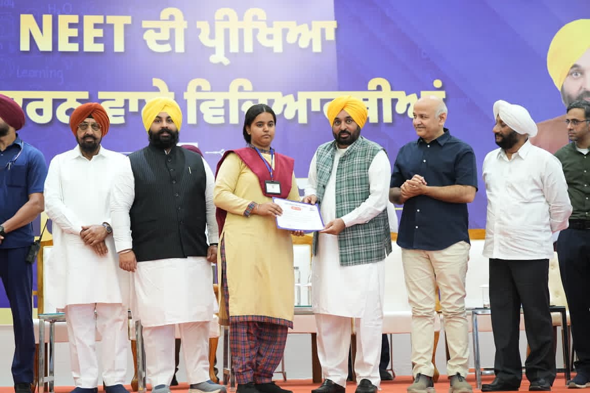 LiPunjab's tweet photo. NEET ਪ੍ਰੀਖਿਆ ਵਿੱਚ ਪੂਰੇ ਦੇਸ਼ 'ਚ ਪੰਜਾਬ ਦਾ ਨਾਂ ਚਮਕਾਉਣ ਵਾਲ਼ੇ, ਸਰਕਾਰੀ ਸਕੂਲਾਂ ਦੇ 882 ਹੋਣਹਾਰ ਵਿਦਿਆਰਥੀਆਂ ਦਾ ਅੱਜ CM ਭਗਵੰਤ ਮਾਨ  ਕੀਤਾ  ਸਨਮਾਨ

#NEETSuccess #CMBhagwantMann #CMEducationInitiative #PunjabEducation #GovernmentSchool #Students #NEET2026 #StudentAchievement #PunjabGovernment #LivingIndiaNews