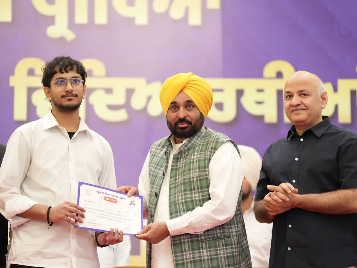 LiPunjab's tweet photo. NEET ਪ੍ਰੀਖਿਆ ਵਿੱਚ ਪੂਰੇ ਦੇਸ਼ 'ਚ ਪੰਜਾਬ ਦਾ ਨਾਂ ਚਮਕਾਉਣ ਵਾਲ਼ੇ, ਸਰਕਾਰੀ ਸਕੂਲਾਂ ਦੇ 882 ਹੋਣਹਾਰ ਵਿਦਿਆਰਥੀਆਂ ਦਾ ਅੱਜ CM ਭਗਵੰਤ ਮਾਨ  ਕੀਤਾ  ਸਨਮਾਨ

#NEETSuccess #CMBhagwantMann #CMEducationInitiative #PunjabEducation #GovernmentSchool #Students #NEET2026 #StudentAchievement #PunjabGovernment #LivingIndiaNews