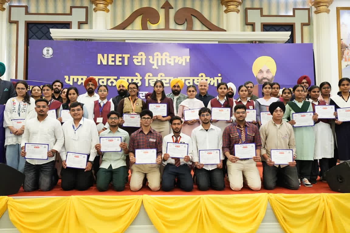 LiPunjab's tweet photo. NEET ਪ੍ਰੀਖਿਆ ਵਿੱਚ ਪੂਰੇ ਦੇਸ਼ 'ਚ ਪੰਜਾਬ ਦਾ ਨਾਂ ਚਮਕਾਉਣ ਵਾਲ਼ੇ, ਸਰਕਾਰੀ ਸਕੂਲਾਂ ਦੇ 882 ਹੋਣਹਾਰ ਵਿਦਿਆਰਥੀਆਂ ਦਾ ਅੱਜ CM ਭਗਵੰਤ ਮਾਨ  ਕੀਤਾ  ਸਨਮਾਨ

#NEETSuccess #CMBhagwantMann #CMEducationInitiative #PunjabEducation #GovernmentSchool #Students #NEET2026 #StudentAchievement #PunjabGovernment #LivingIndiaNews