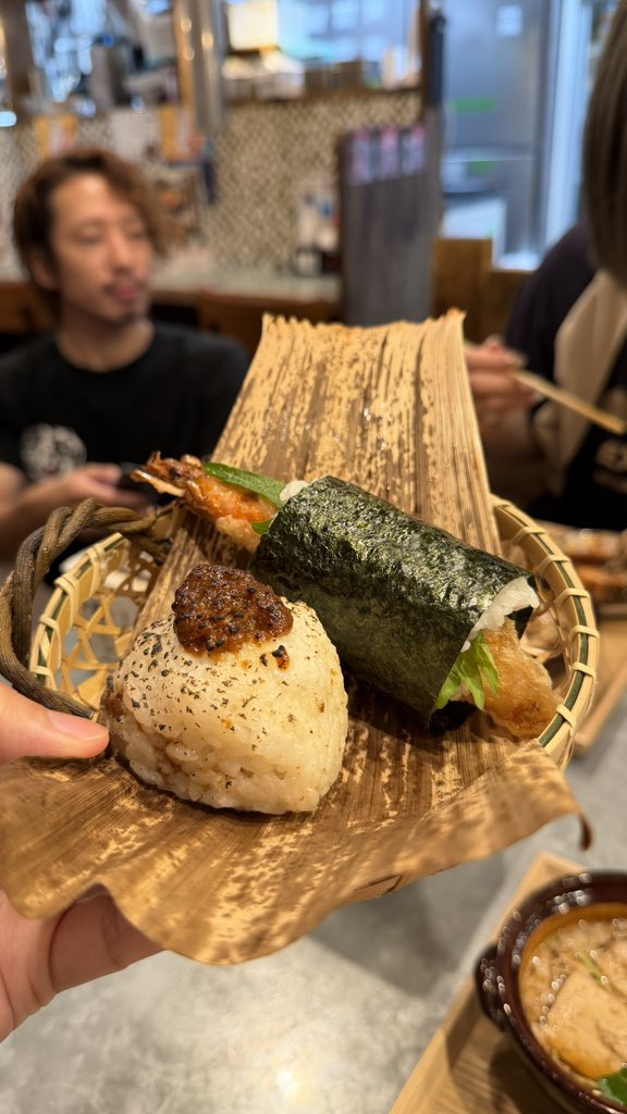 GourmetSCRAP's tweet photo. 【📍けむり 京橋】
最近始まった「おむすび食べ放題定食」にチャレンジしてきた。1980円でクオリティの高いおむすびが食べ放題。天むすもあるし七輪で焼きおにぎりにしたり出汁でお茶漬けにできるのも嬉しい。さらに定食にはお米に合う鰹のタタキや肉豆腐に角煮もつく。平日限定なのでご注意を。#pr https://t.co/a5ycAxABRi