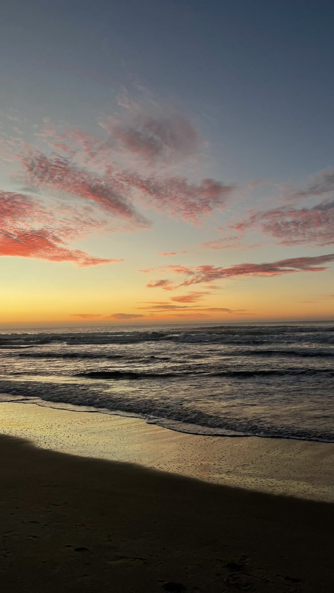 doteupescoco's tweet photo. não tem nada que eu ame mais no mundo do que morar em uma ilha e poder ver o nascer do sol na praia no inverno https://t.co/NIZMSytd57