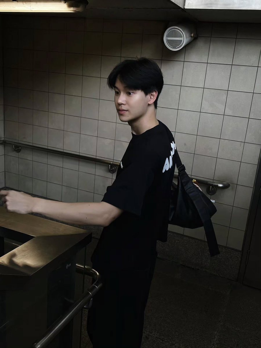 nachalucha_'s tweet photo. วันว่าง ๆ ของวัยยะรุ่นเจน z นะคัฟน้อน ๆ หยั่งหล่ออะค้าบบ🖤🎧 

#yinyin_anw https://t.co/QhDyNfbPSR